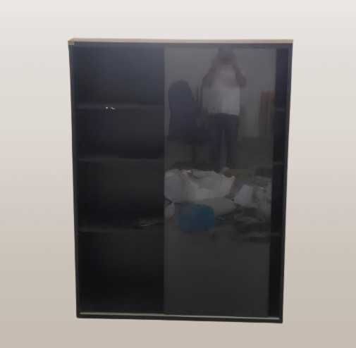 Armário com porta em vidro e prateleiras