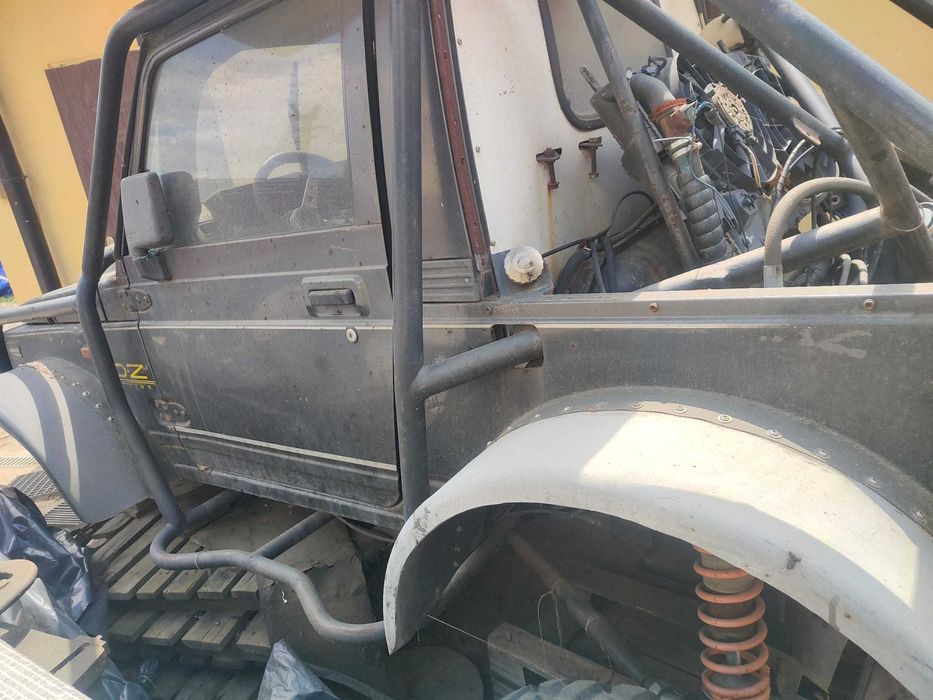 Nadwozie z klatką i fotelami kubełkowymi Suzuki Samurai
