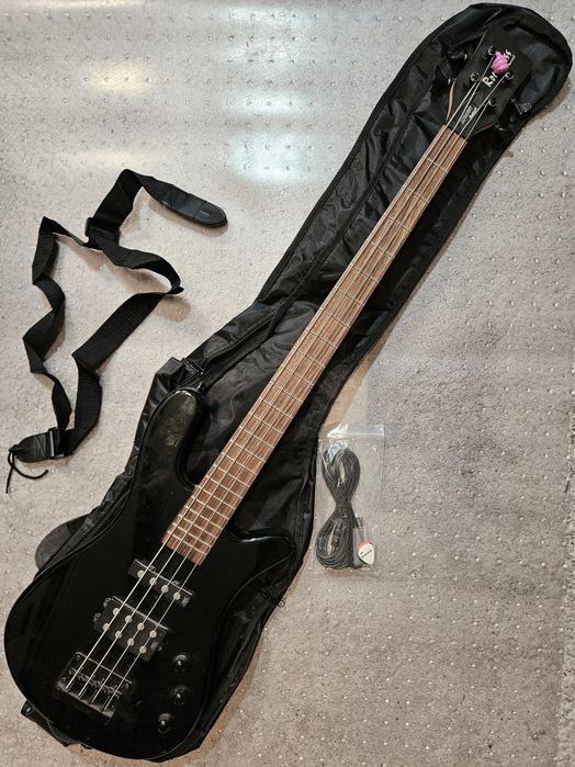 Pokrowiec na gitarę basową, kabel, pasek, kostki, klucze