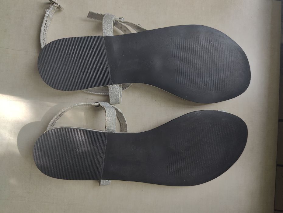 Srebrne płaskie sandały/ 42/28 cm.