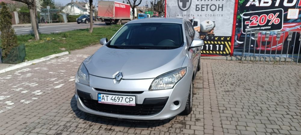 Меган  2010 рік     Економне,сімейне авто