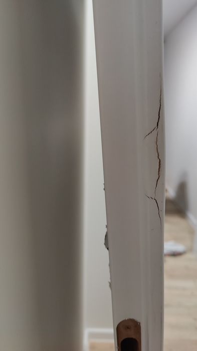 Drzwi białe na zawiasach do Łazienki