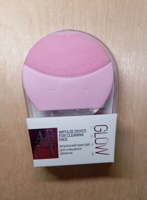 Імпульсний пристрій для очищення обличчя