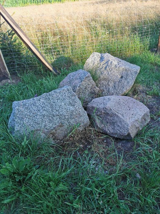Duże kamienie na fundament