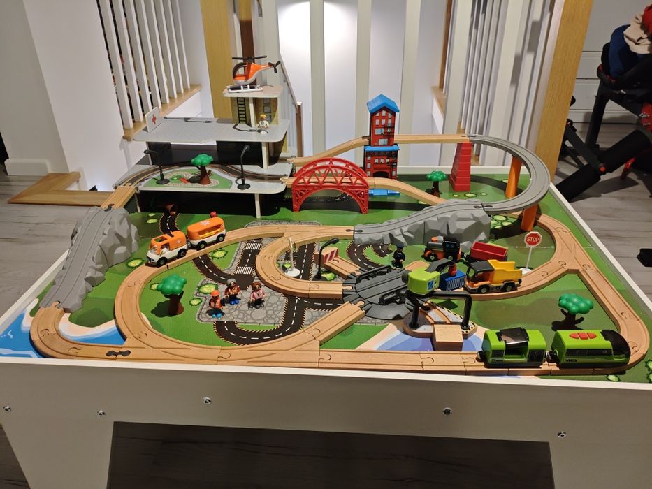 Stolik zabawkowy - miasteczko z kolejką