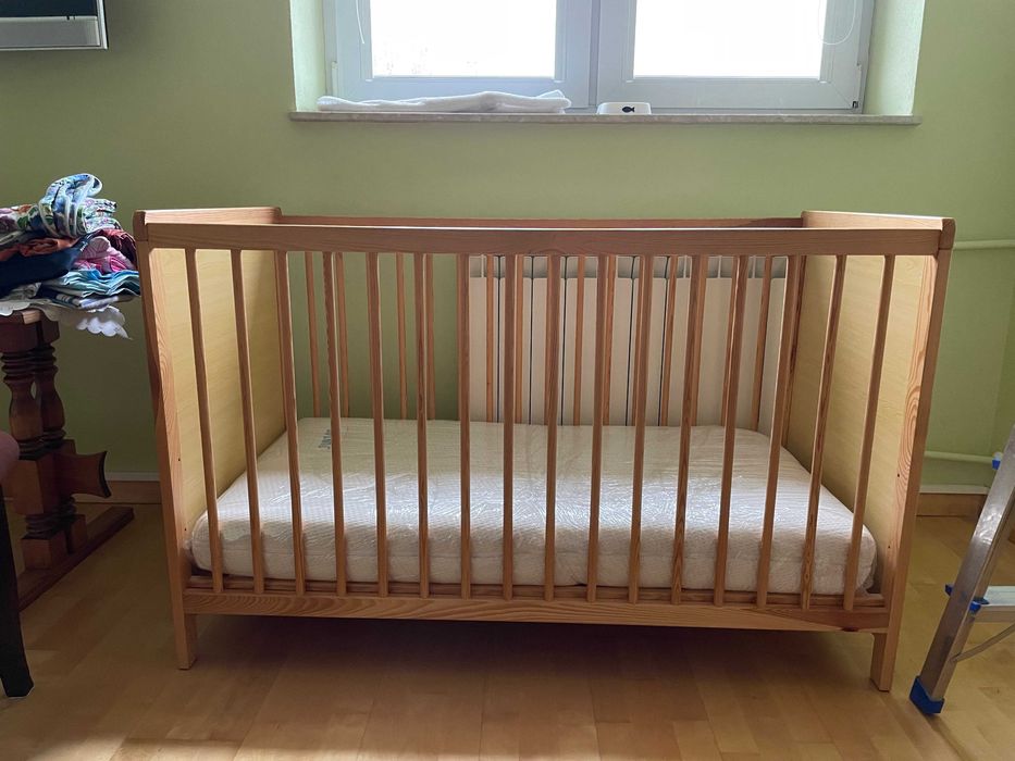 Łóżeczko dla niemowlęcia (100x60) drewniane wraz z materacem (używane)