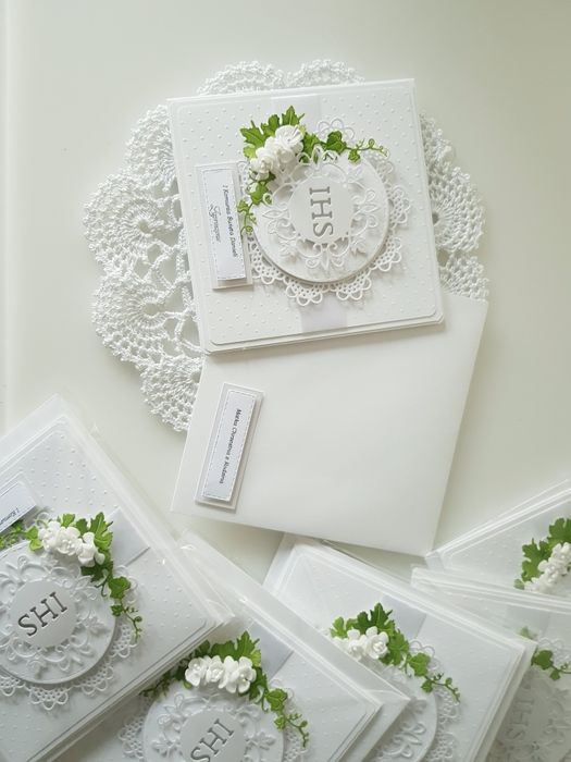 delikatne białe zaproszenia komunijne z kopertą