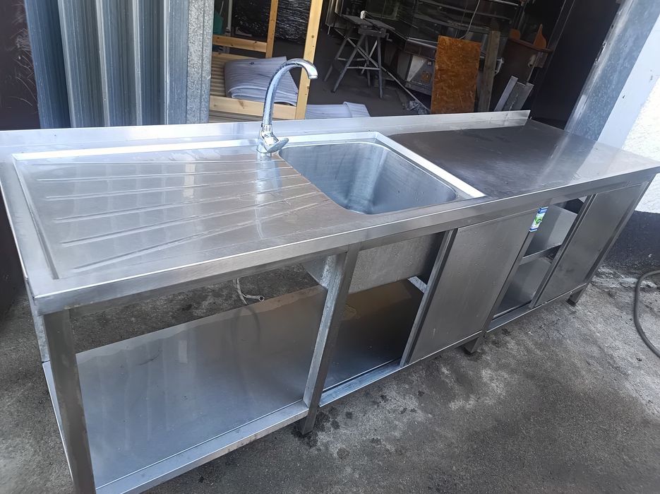 bancada inox com pio grande e quatro portas em inox 
250 por 60