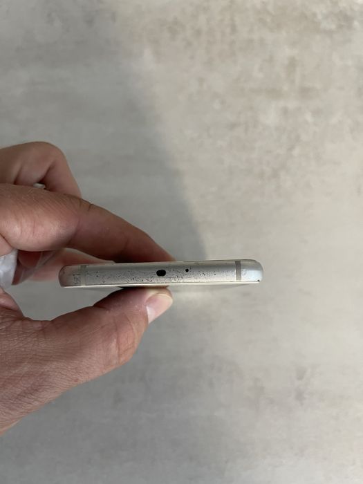 Продам Samsung S6 в неробочому стані на запчастини