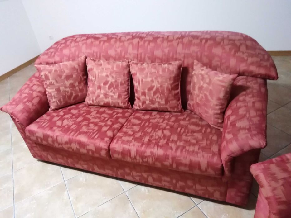 Sofá de 3 lugares (c/ cama articulada) + 2 individuais, em tecido