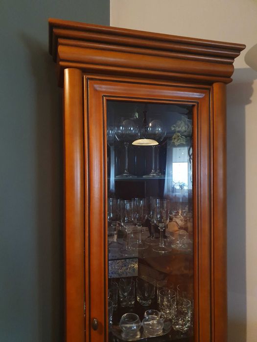 Kredens i witryna. Meble drewniane.