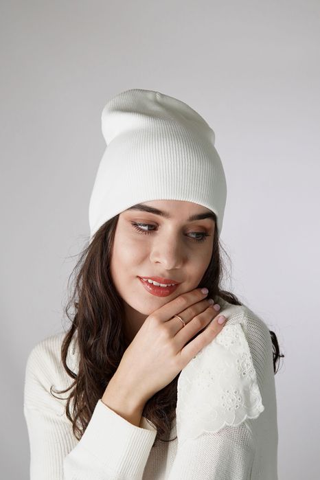 Подовжена однотонна базова шапка без відвороту, мілкий рубрик