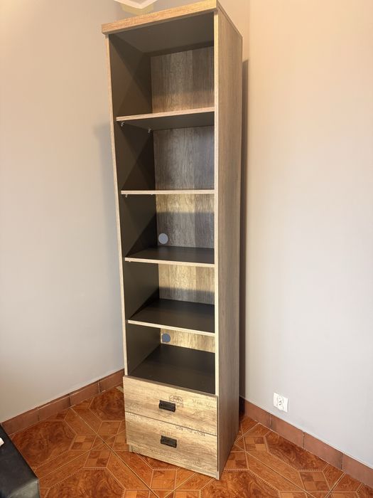 Wysoka szafka z półkami