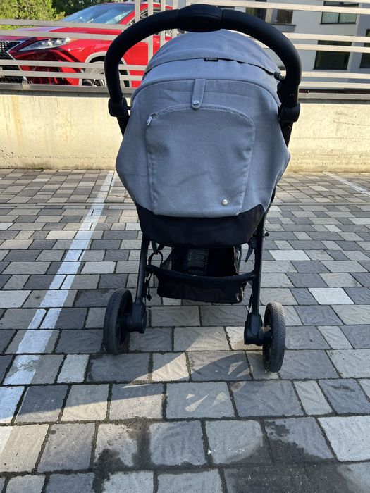 Дитяча прогулочна коляска