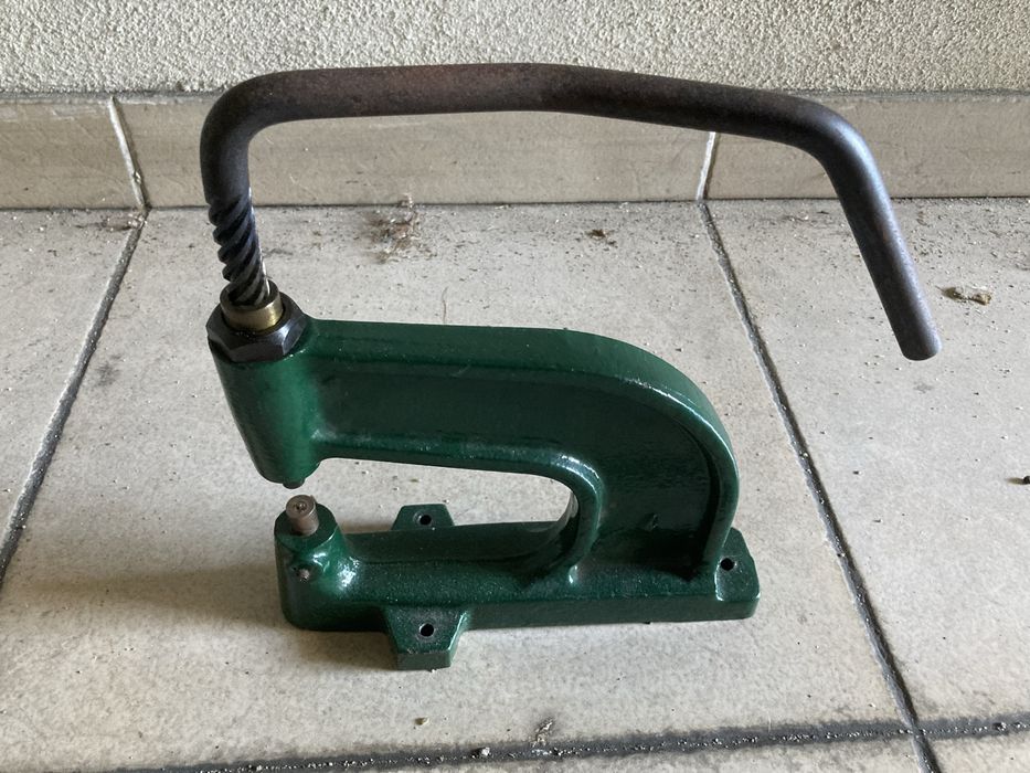 Maquina manual para cravar todo o tipo de ilhos