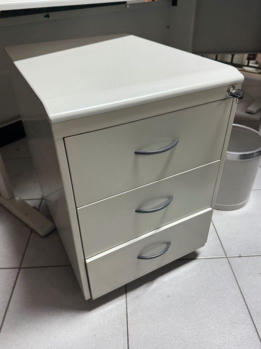 Secretárias Móveis Mobiliário Usado Razoável Conservação Marca Levira