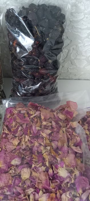 Лепестки чайной розы