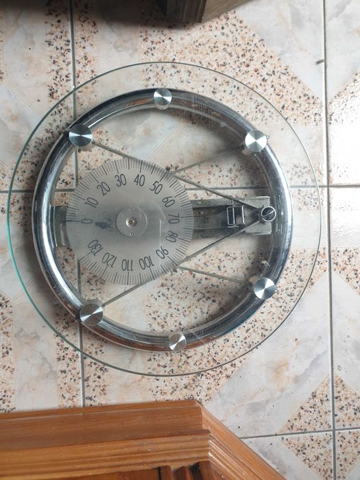 Balança vintage em perfeito estado e a funcionar bem.