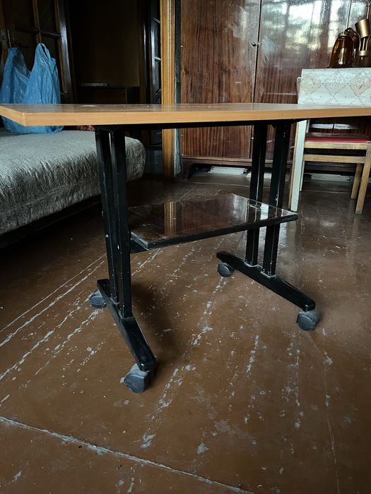 Столик на колесиках