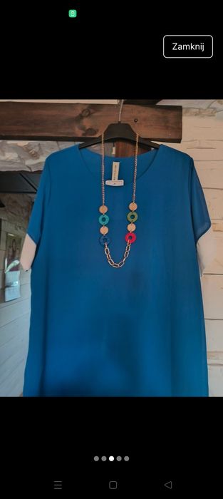 Piękna sukienka w kolorze chabrowym wykończona białymi wypustkami