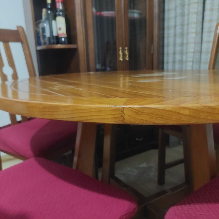 Mesa da sala de jantar com cadeiras