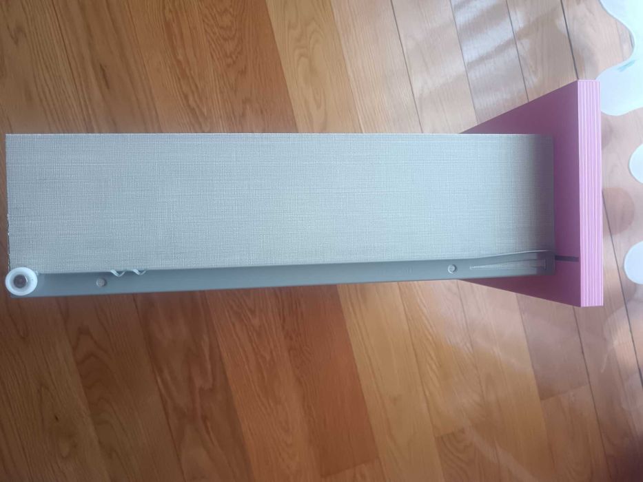 Cama, mesinha de cabeceira e estante, de menina