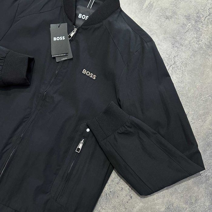 Чоловіча вітровка в БОМБЕРІ Hugo Boss