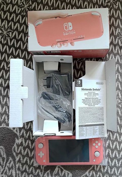 Nintendo Switch Lite, nowa, z oryginalnym pudełkiem oraz ładowarką.