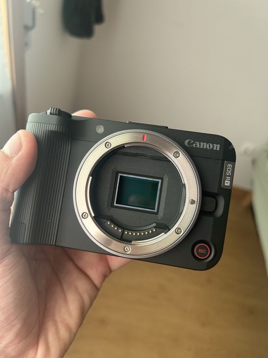 Canon R50V + RF-S 55-210mm is stm + muchila peak desing