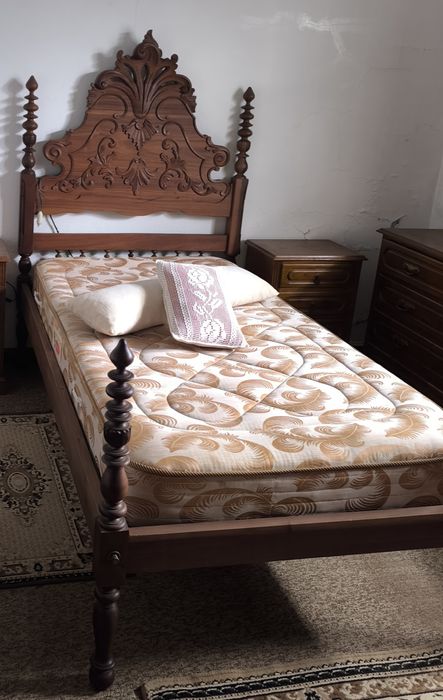 Cama de solteiro com colchão e cadeira