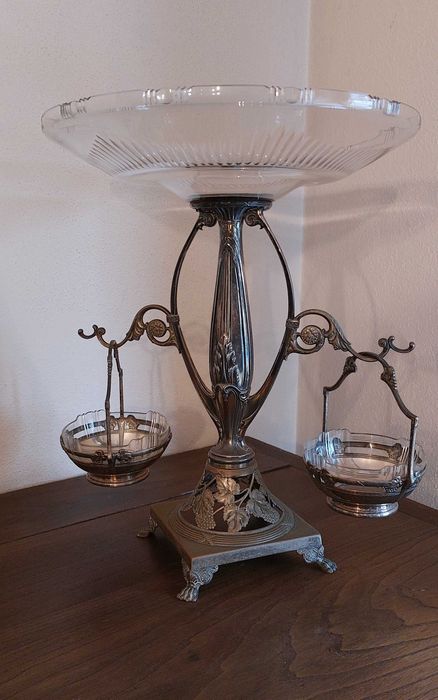 Centro de Mesa Antigo em Metal Trabalhado e Vidro – Peça Decorativa