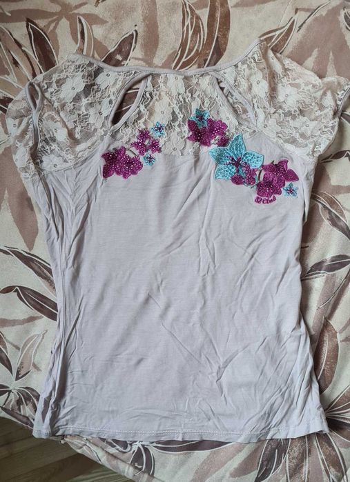 Жіноча футболка на розмір S