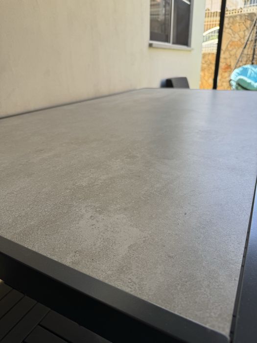 Mesa de exterior em aço e ceramica