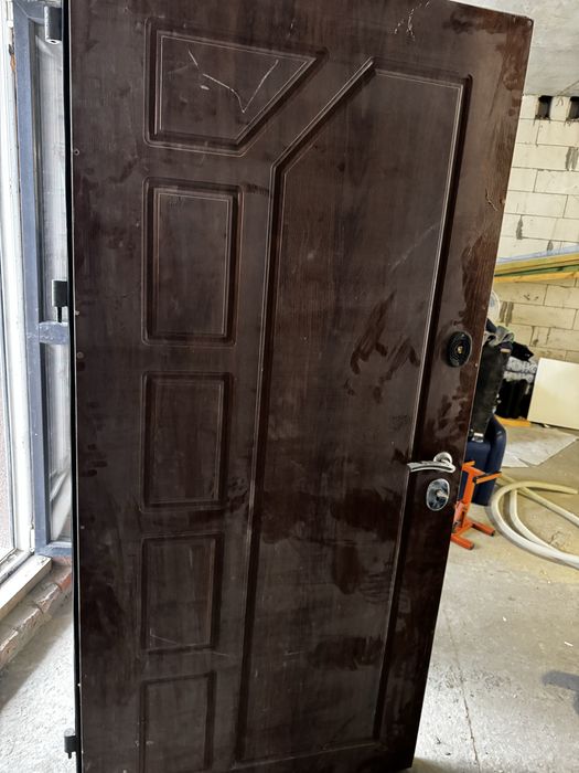 Дверь входная  с коробкой 90см