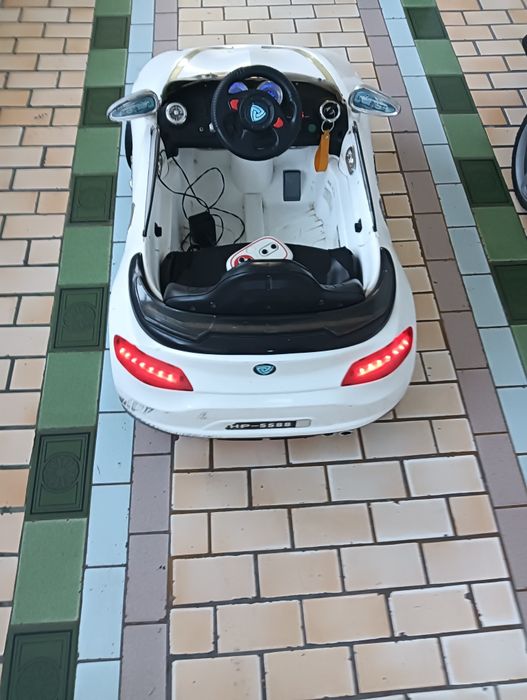 Samochodzik elektryczny