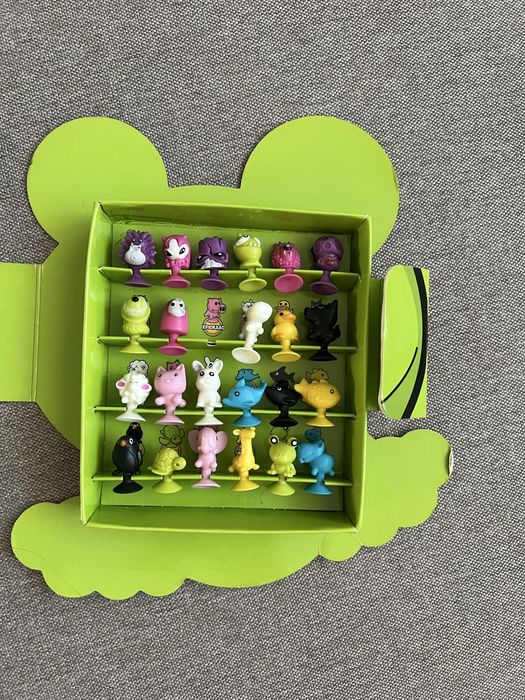 Продам альбом с фигурками stikeez