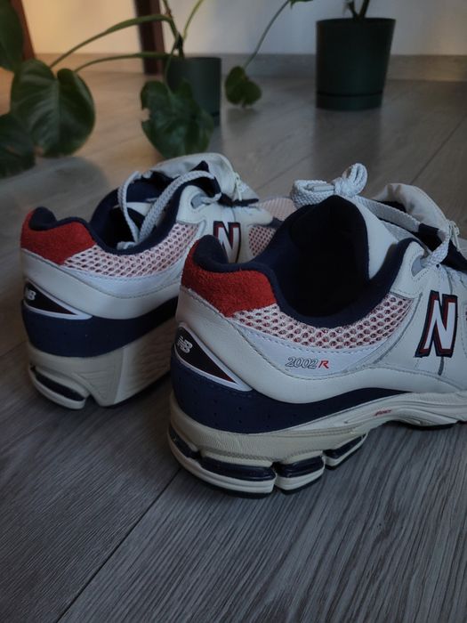 New Balance 2002r