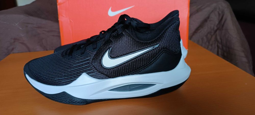 (r. 41-26 cm) Nike Precision 5 Black White CW3403,-003 białe czarne