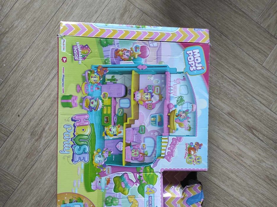 Moji pops house party