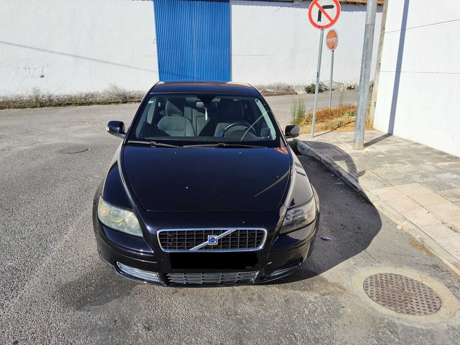 Volvo S40 1.6D, 2007, 325 mil km. Diesel económico e fiável, revisões em dia, seguro válido, pronto a circular.