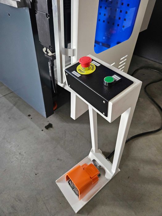 Aktona - hydrauliczna prasa krawędziowa CNC, 63t, 2500 mm.