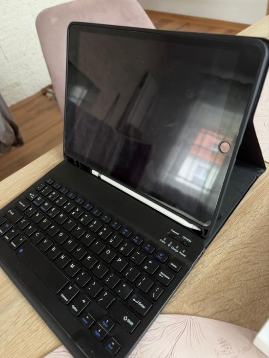 Ipad 9th generacji 10,2 + Apple Pencil 1 + etui z klawiaturą