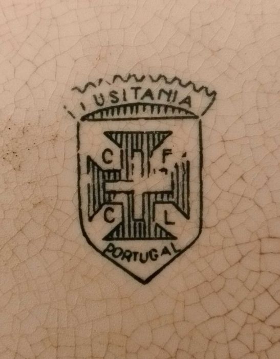 Grande prato marca Lusitânia muito antiga com mais de 80 anos