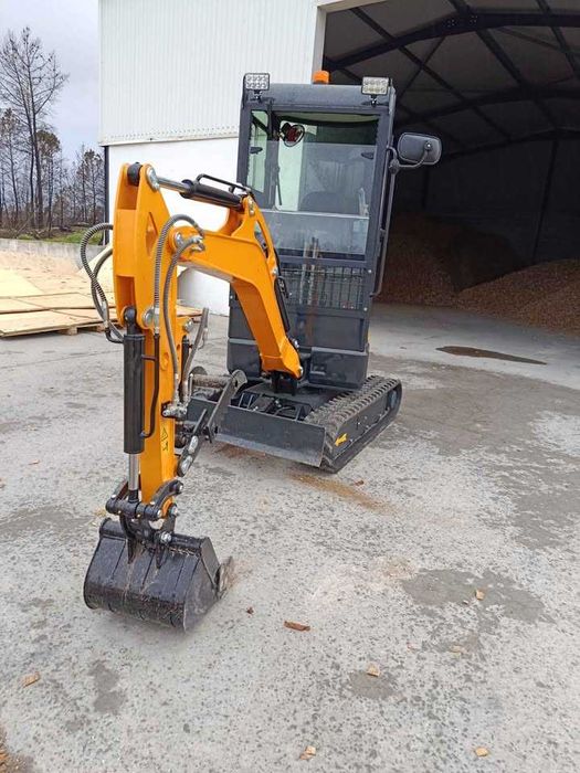 Mini Giratória (nova) 1700 kg com cabine