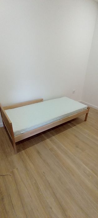 Cama solteiro IKEA com colchão e estrado