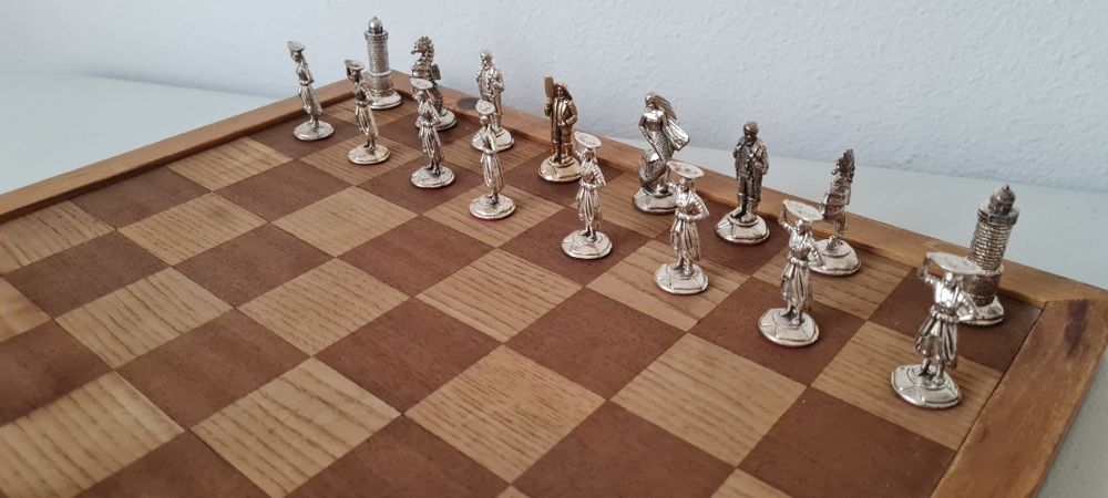 Tabuleiro de xadrez e damas com peças