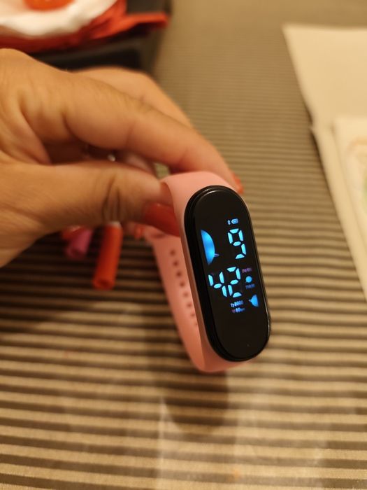 Pulseira desportiva com ecrã tátil LED.