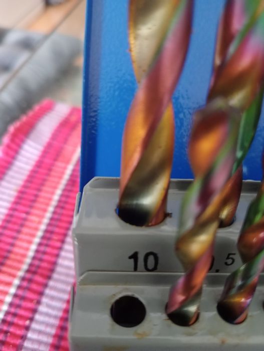 Conjunto de 19 brocas novas para ferro com a caixa