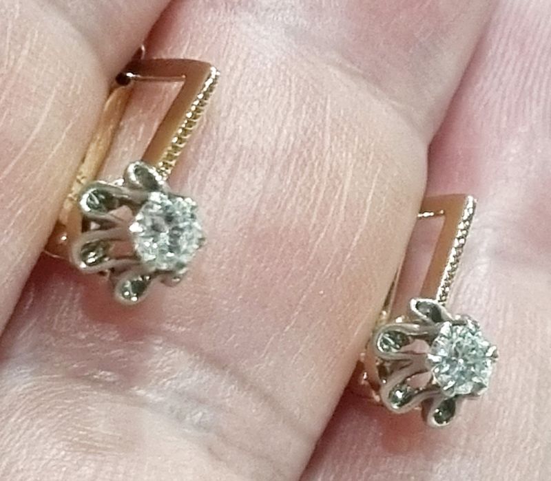 Золотые серьги с бриллиантами. ct 0,32