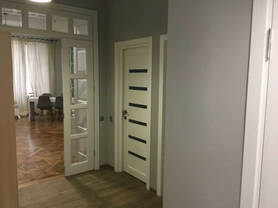 Продаж торгового приміщення по вул. Зелена (пл. Петрушевича)